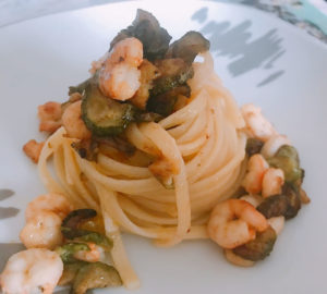 Linguine di pasta Marulo mantecate con zucchine e gamberetti zucchine e gamberetti