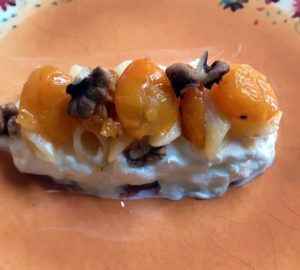 Mezze penne al datterino giallo su letto di stracciatella e noci Ricetta con penne marulo