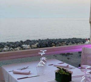 ‘A fenestella: ristorante dal mix di profumi di mare nella cornice del Golfo di Napoli 