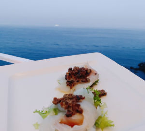‘A fenestella: ristorante dal mix di profumi di mare nella cornice del Golfo di Napoli 