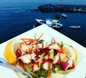 ‘A fenestella: ristorante dal mix di profumi di mare nella cornice del Golfo di Napoli 