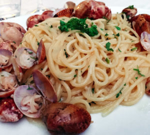 ‘A fenestella: ristorante dal mix di profumi di mare nella cornice del Golfo di Napoli 