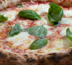 I Vesuviani a Castello di Cisterna dalla pizza in teglia a quella napoletana