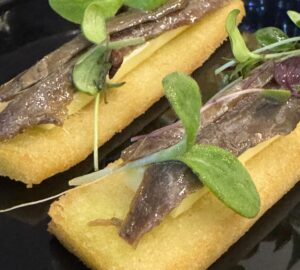 L’amo bistrot a Piazzetta Marinari unisce il bere bene a cibo di qualità